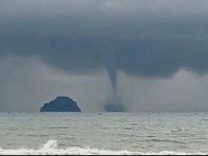 Fenomena Waterspout Muncul di Pantai Blado Trenggalek