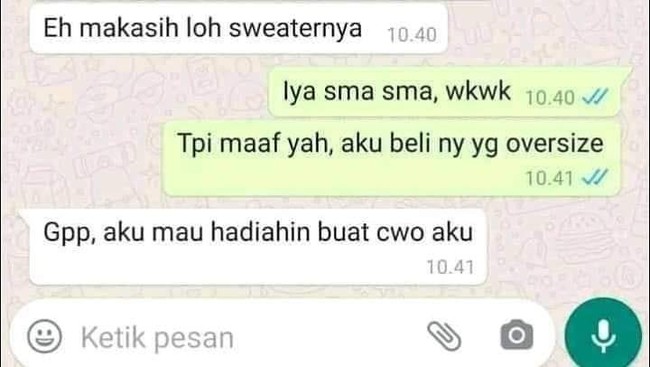 Niatnya mau nyenengin ayang dengan beliin sweater. Eh ternyata endingnya sungguh plot twist. Bukannya dipakai, malah mau dihadiahin ke cowok lain. Foto: Instagram/@awreceh.id