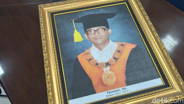 Foto Parmanto MA yang tersimpan di Kampus UNS Solo.