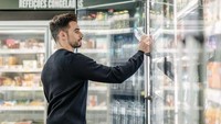 Saat musim panas, Miguel Oliveira juga memilih minuman dingin untuk dinikmati. Sekadar minuman yang ada di rak-rak pendingin supermarket tidak menjadi masalah baginya. Foto: Instagram/88migueloliveira