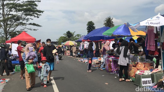 Geliat Pasar Kaget Sukabumi Saat PPKM Level 2 Saat ini Sukabumi tengah menerapkan PPKM Level 2. Aktivitas jual beli pasar kaget di Jalan Lingkar Selatan, Sukabumi, mulai bergeliat, Minggu, 20/3/2022.