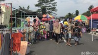 Seperti namanya, pasar kaget itu beroperasi hanya di hari Minggu saja dari pagi hingga siang sekitar pukul 10.30 WIB. Berbagai jenis barang dagangan dijajakan seperti pakaian, makanan dan jajanan pasar.