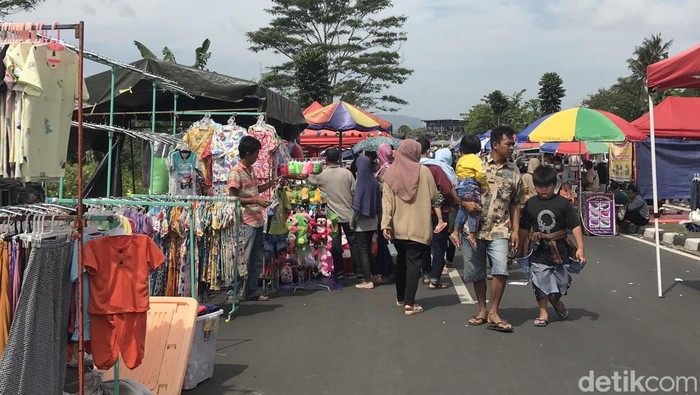 Geliat Pasar Kaget Sukabumi Saat PPKM Level 2 Saat ini Sukabumi tengah menerapkan PPKM Level 2. Aktivitas jual beli pasar kaget di Jalan Lingkar Selatan, Sukabumi, mulai bergeliat, Minggu, 20/3/2022.