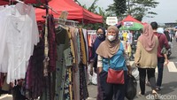 Salah satu warga, Tika (37) mengatakan, ia sengaja datang ke pasar kaget saat tahu sudah dibuka lagi. Menurutnya, pasar kaget ini membantu warga yang jaraknya terlalu jauh ke pasar induk.