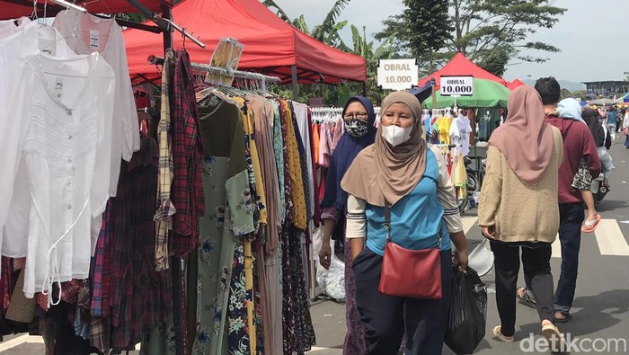 Saat ini Sukabumi tengah menerapkan PPKM Level 2. Aktivitas jual beli pasar kaget di Jalan Lingkar Selatan, Sukabumi, mulai bergeliat, Minggu, 20/3/2022.