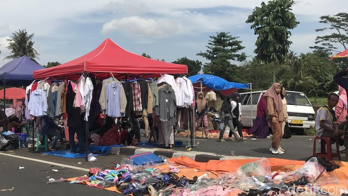 Saat ini Sukabumi tengah menerapkan PPKM Level 2. Aktivitas jual beli pasar kaget di Jalan Lingkar Selatan, Sukabumi, mulai bergeliat, Minggu, 20/3/2022.