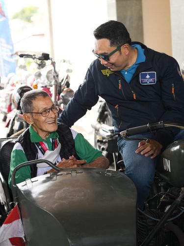 Gubernur Jabar Ridwan Kamil dan pebalap legendaris asal Jabar Tjetjep Heryana