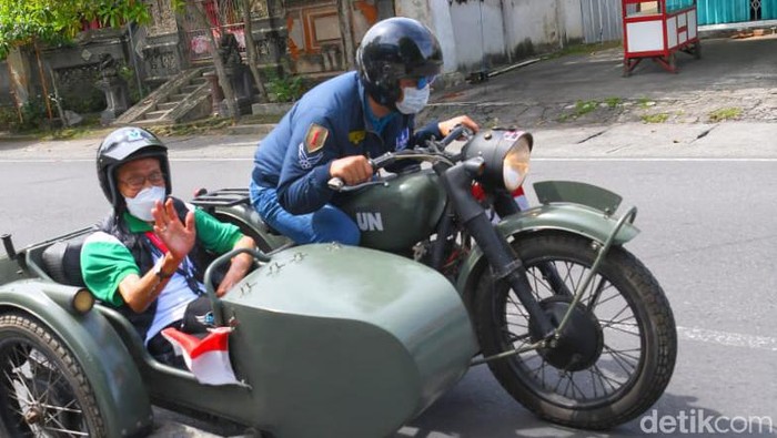 Gubernur Jabar Ridwan Kamil mengajak legenda balap Indonesia Tjetjep Heryana berkeliling Kota Mataram