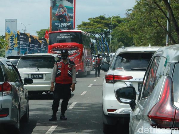 Foto: Jalanan Sekitar Bandara Lombok Menuju Sirkuit Mandalika Macet Pol