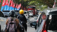 Ada pengendara yang tak sabar menghadapi kemacetan, mereka saling klakson dan hampir bersenggolan.(Dadan Kuswaraharja/detikcom)