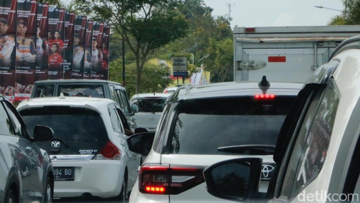 Jalanan Macet pol menuju Sirkuit Mandalika