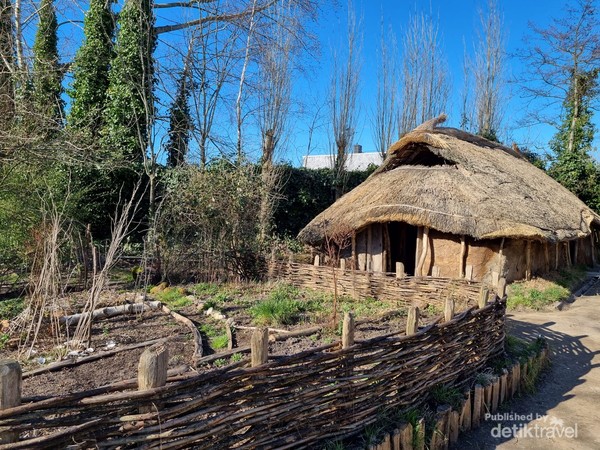 Replika rumah masa prasejarah