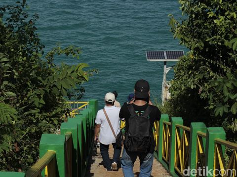 Gili Iyang tidak hanya dikenal sebagai tempat dengan oksigen terbaik kedua di dunia, tapi juga punya wisata andalan. Salah satunya Batu Canggah atau Beto Cangghe.