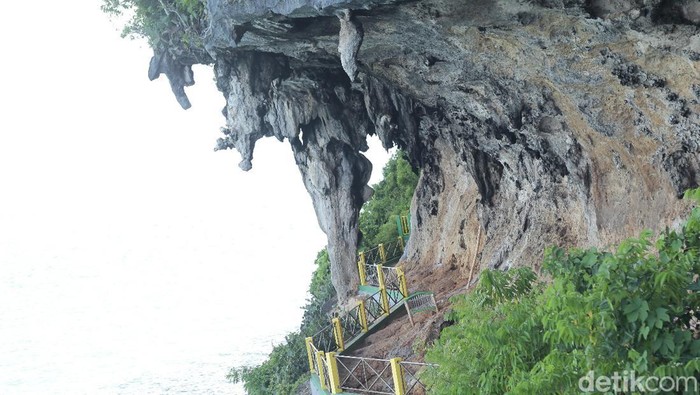 Gili Iyang tidak hanya dikenal sebagai tempat dengan oksigen terbaik kedua di dunia, tapi juga punya wisata andalan. Salah satunya Batu Canggah atau Beto Cangghe.