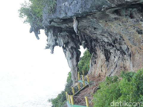 Gili Iyang tidak hanya dikenal sebagai tempat dengan oksigen terbaik kedua di dunia, tapi juga punya wisata andalan. Salah satunya Batu Canggah atau Beto Cangghe.