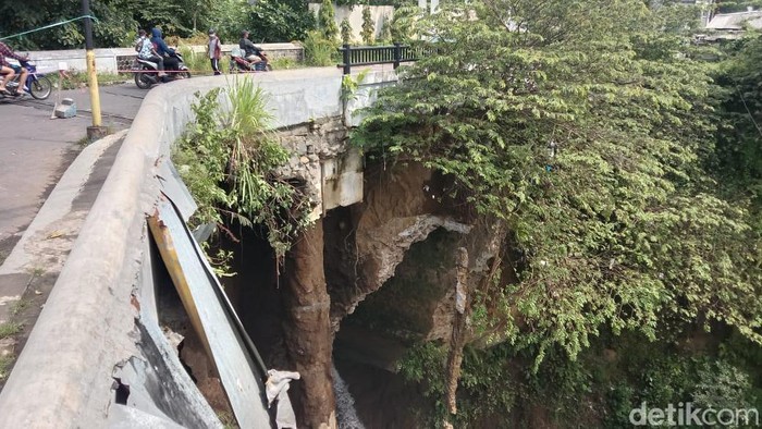Jembatan Lembah Dieng Kota Malang, kondisinya mengkhawatirkan. Pasalnya, satu pilar penyangga jembatan tak berdiri sempurna, akibat tergerus arus sungai.