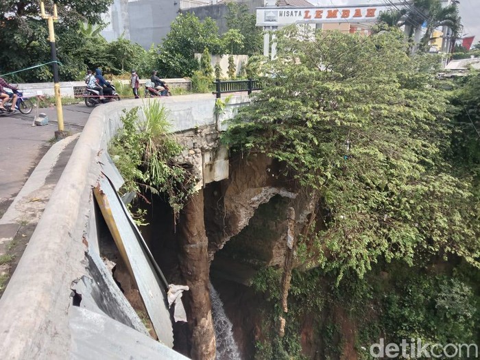 Jembatan Lembah Dieng Kota Malang, kondisinya mengkhawatirkan. Pasalnya, satu pilar penyangga jembatan tak berdiri sempurna, akibat tergerus arus sungai.
