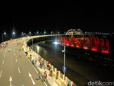 Pemkot Surabaya kembali membuka Jembatan Suroboyo yang menyuguhkan air mancur menari. Pengunjung antusias menikmatinya.