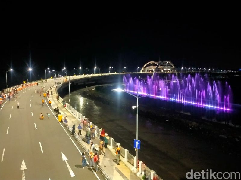 Pemkot Surabaya kembali membuka Jembatan Suroboyo yang menyuguhkan air mancur menari. Pengunjung antusias menikmatinya.