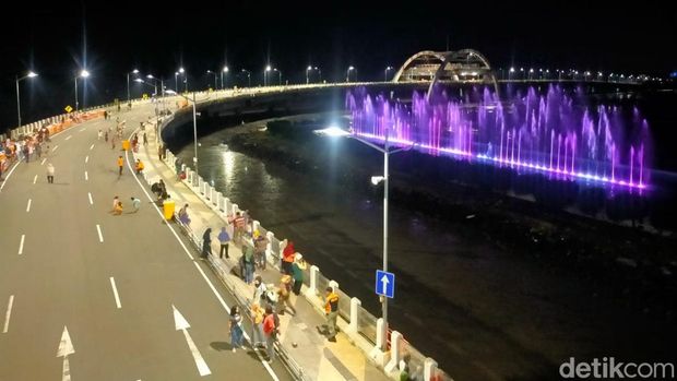 Pemkot Surabaya kembali membuka Jembatan Suroboyo yang menyuguhkan air mancur menari. Pengunjung antusias menikmatinya.