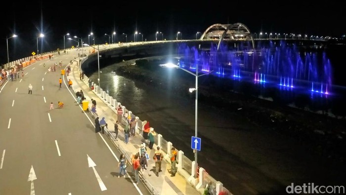 Pemkot Surabaya kembali membuka Jembatan Suroboyo yang menyuguhkan air mancur menari. Pengunjung antusias menikmatinya.