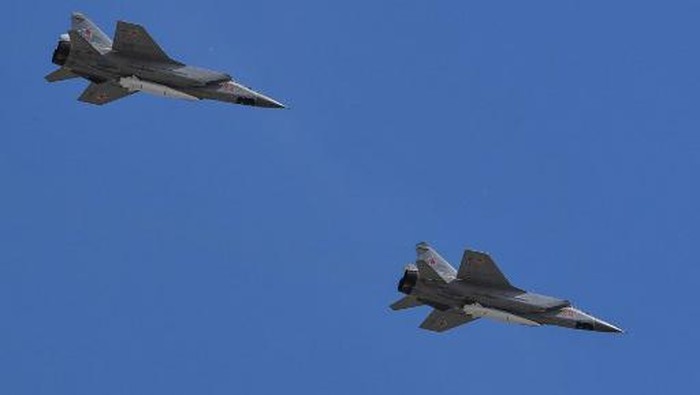 (FILES) This file photo taken on May 9, 2018 shows Russias MiG-31 supersonic interceptor jets carrying hypersonic Kinzhal (Dagger) missiles flying over Red Square during the Victory Day military parade in Moscow. - Russia used its newest Kinzhal hypersonic missiles for the first time in Ukraine on March 18, 2022 to destroy a weapons storage site in the countrys west, the defence ministry said on March 19. (Photo by AFP)