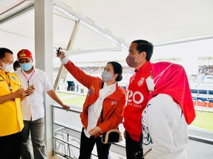 Jokowi Tiba di Sirkuit Mandalika, Diajak Selfie Puan Maharani