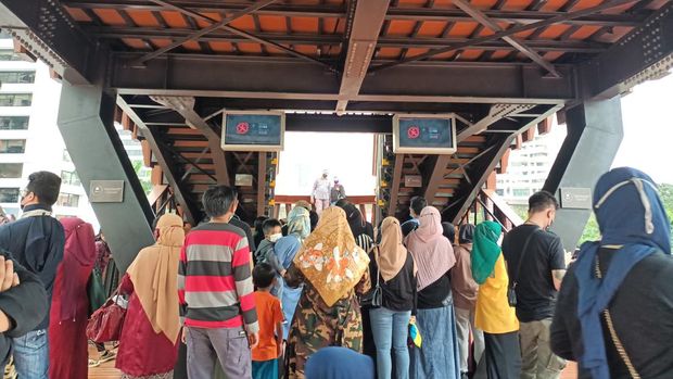 JPO Pinisi ramai didatangi warga pada Minggu (20/3/2022) sore.