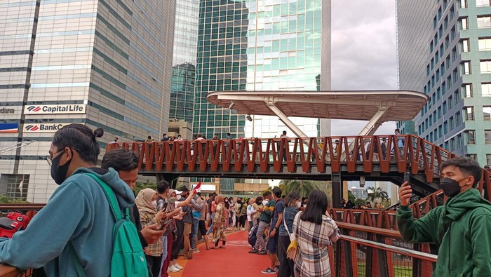 JPO Pinisi kembali ramai didatangi warga pada Minggu (20/3/2022) sore.