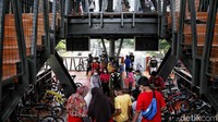 Pantauan detikcom, Minggu, (20/3/2022), JPO yang baru diresmikan ini sangat ramai dikunjungi warga.