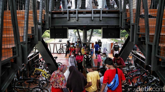Sejumlah warga menyerbu JPO Pinisi yang belum lama diresmikan. Warga ramai-ramai berswafoto hingga menikmati suasana di atas JPO, Minggu, 20/3/2022.