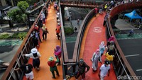Suasana di JPO Pinisi menjadi lebih ramai terutama di akhir pekan.