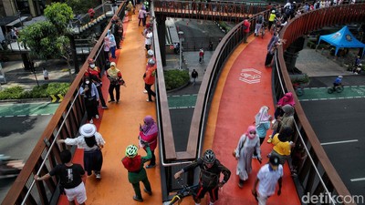 JPO Pinisi Ramai Diserbu Warga untuk Berfoto