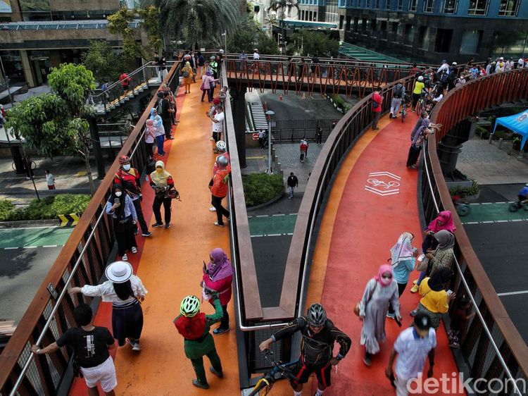 JPO Pinisi Ramai Diserbu Warga untuk Berfoto