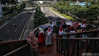 Banyak warga yang datang hanya untuk sekadar berfoto atau menikmati suasana dari atas JPO.
