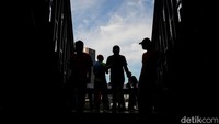Umumnya warga yang datang untuk berfoto di JPO Pinisi dengan latar gedung-gedung tinggi Jakarta.