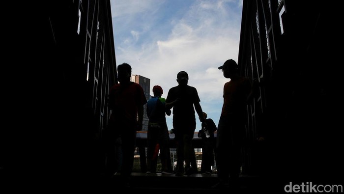 Sejumlah warga menyerbu JPO Pinisi yang belum lama diresmikan. Warga ramai-ramai berswafoto hingga menikmati suasana di atas JPO, Minggu, 20/3/2022.