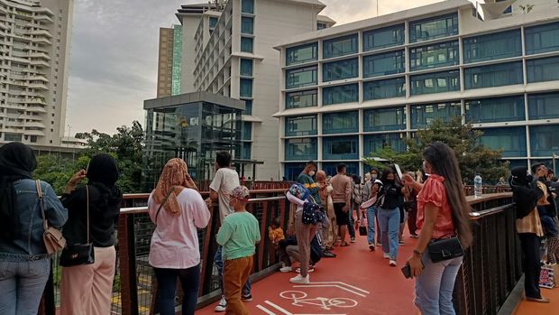 JPO Pinisi kembali ramai didatangi warga pada Minggu (20/3/2022) sore.