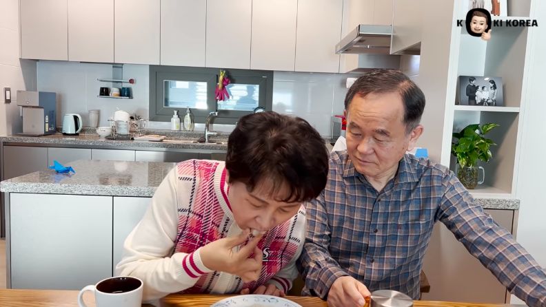 Kakek-Nenek Korea Coba Klepon