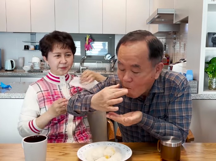 Kakek-Nenek Korea Coba Klepon