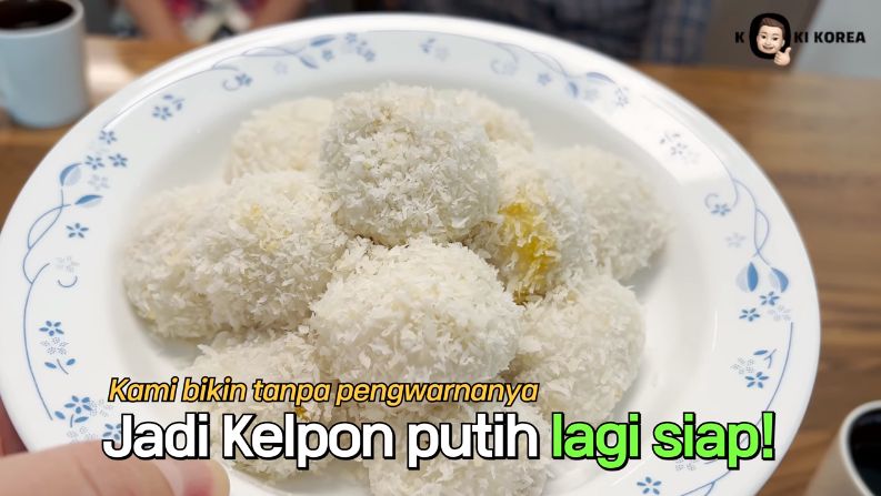 Kakek-Nenek Korea Coba Klepon