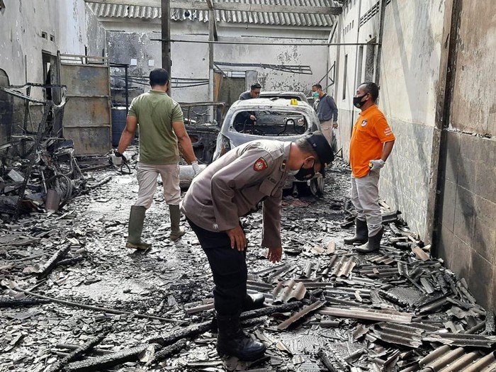 Tiga mobil dan 4 motor di Kabupaten Kediri hangus terbakar. Kebakaran terjadi saat warga mengisi bensin dari drum ke mesin pom mini.
