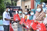 Keliling Binjai, Relawan Ganjar Bagi-bagi Sembako Buat Warga