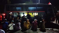 Keramaian pun tak terhindarkan, bus polisi pun sampai turun tangan untuk membantu evakuasi penonton yang luntang-lantung usai menonton MotoGP Mandalika (istimewa)