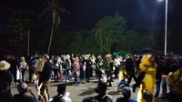 Tak sedikit juga yang terpaksa jalan kaki dari area sirkuit ke parkiran (istimewa)