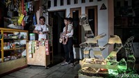 Giri Subagio melayani pembeli di warung yang ia buka di rumahnya. Saat ini, Giri membuka warung untuk kebutuhan sehari-hari dengan penghasilan pas-pasan.