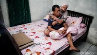 Potret keharmonisan keluarga Giri Subagio bersama istrinya. Perjuangan Giri tidak mudah. Ia perlu berhemat dan kerja keras, mengenakan pakaian safety dan alat seadanya saja. Dia pernah menggunakan sepatu yang jebol dan dia plester ulang saat mengikuti kejuaraan salju dunia.