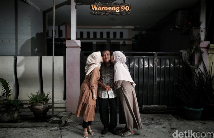 Kerja Senyap Giri Subagio, Seniman Pahat Es yang Mendunia Giri Subagio memilih menjadi seniman pahat es. Berkali-kali menang dalam kejuaraan di Asia. Membawa nama Indonesia meski jauh dari gegap gempita pemberitaan.