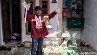 Giri Subagio menunjukan sejumlah medali kemenangan dari berbagai kejuaraan pahat es. Kemampuan seni pahat tersebut diperoleh secara alamiah. Semua keluarga Giri dari orang tua hingga kakak adiknya adalah seniman.