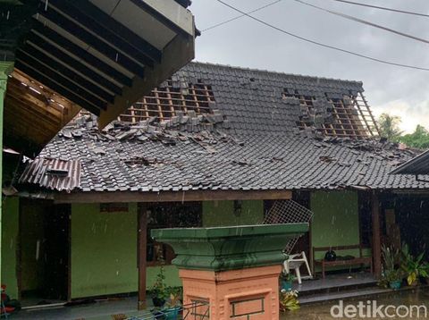Kerusakan rumah akibat hujan disertai angin puting beliung di wilayah Desa Metuk, Kecamatan Mojosongo, Boyolali, Minggu (20/3/2022).